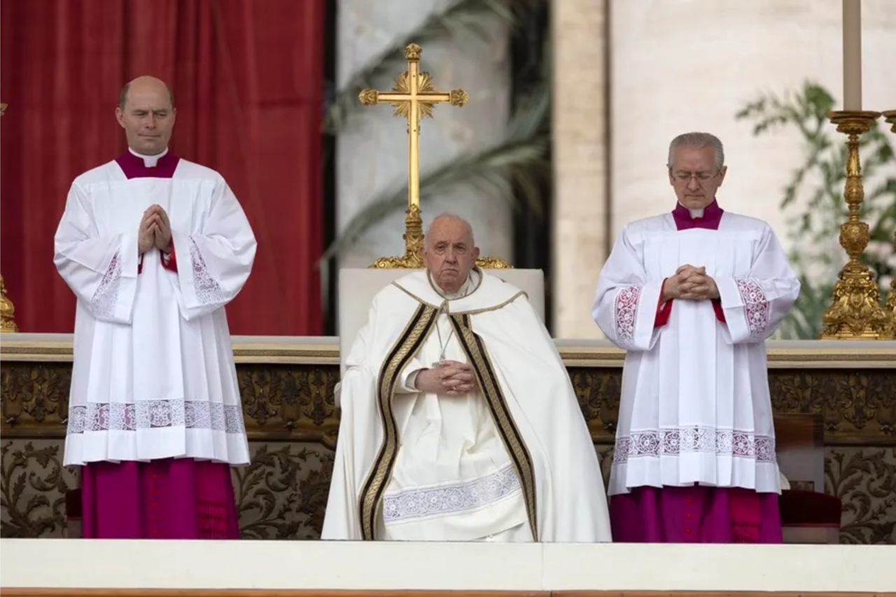 El papa Francisco durante la misa, en la plaza de San Pedro de El Vaticano. Foto: EFE