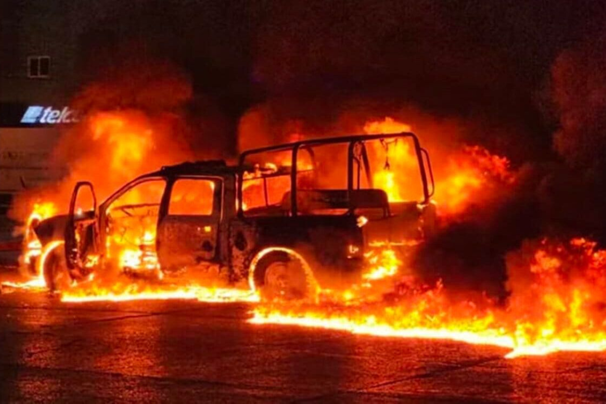 Tras el enfrentamiento entre policías estatales y los estudiantes, los normalistas incendiaron una camioneta de la policía de Chilpancingo. Fuente: X (antes Twitter)