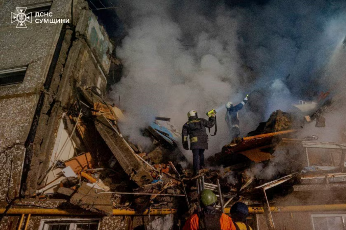 Derrumbamiento de edificios por incendio. Foto tomada de: (Twitter) Servicio de Emergencias de Ucrania.