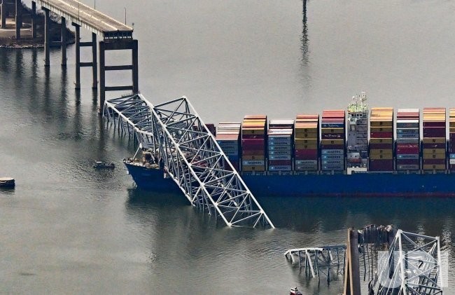 Un barco se impactó contra el puente Francis Scott Key, lo que provocó la caída de una parte significativa de la estructura al río Palapsco. Foto: X/Alerta News