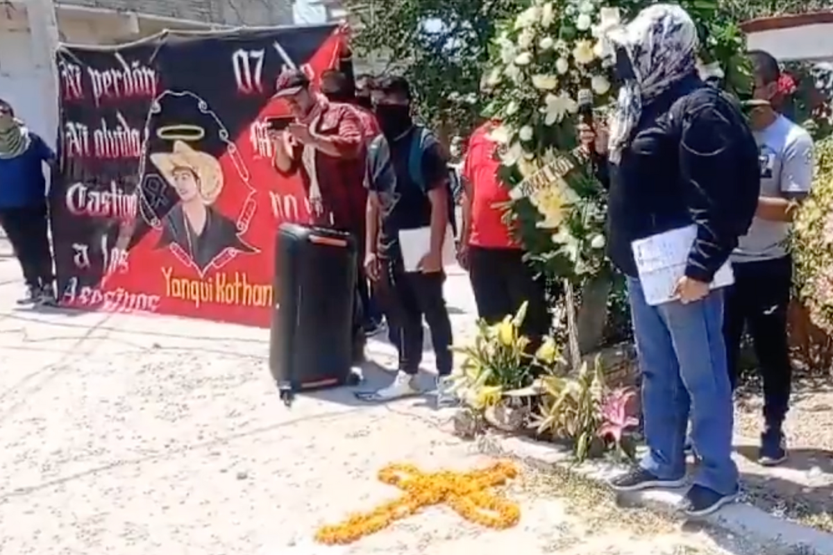 Madre de normalista asesinado exige renuncia de secretarios de Guerrero