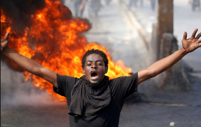 La capital haitiana vivió una jornada de ataques, saqueos e incendios por parte de bandas armadas. (FOTO: X, antes Twitter)