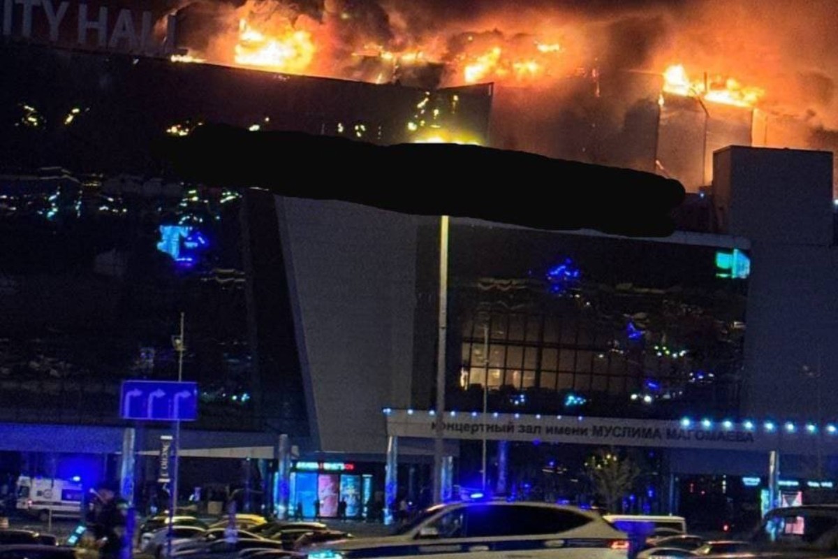 El inmueble quedó envuelto en llamas tras el atentado Foto: 'X'(Twitter) @CDR_PlazaRev