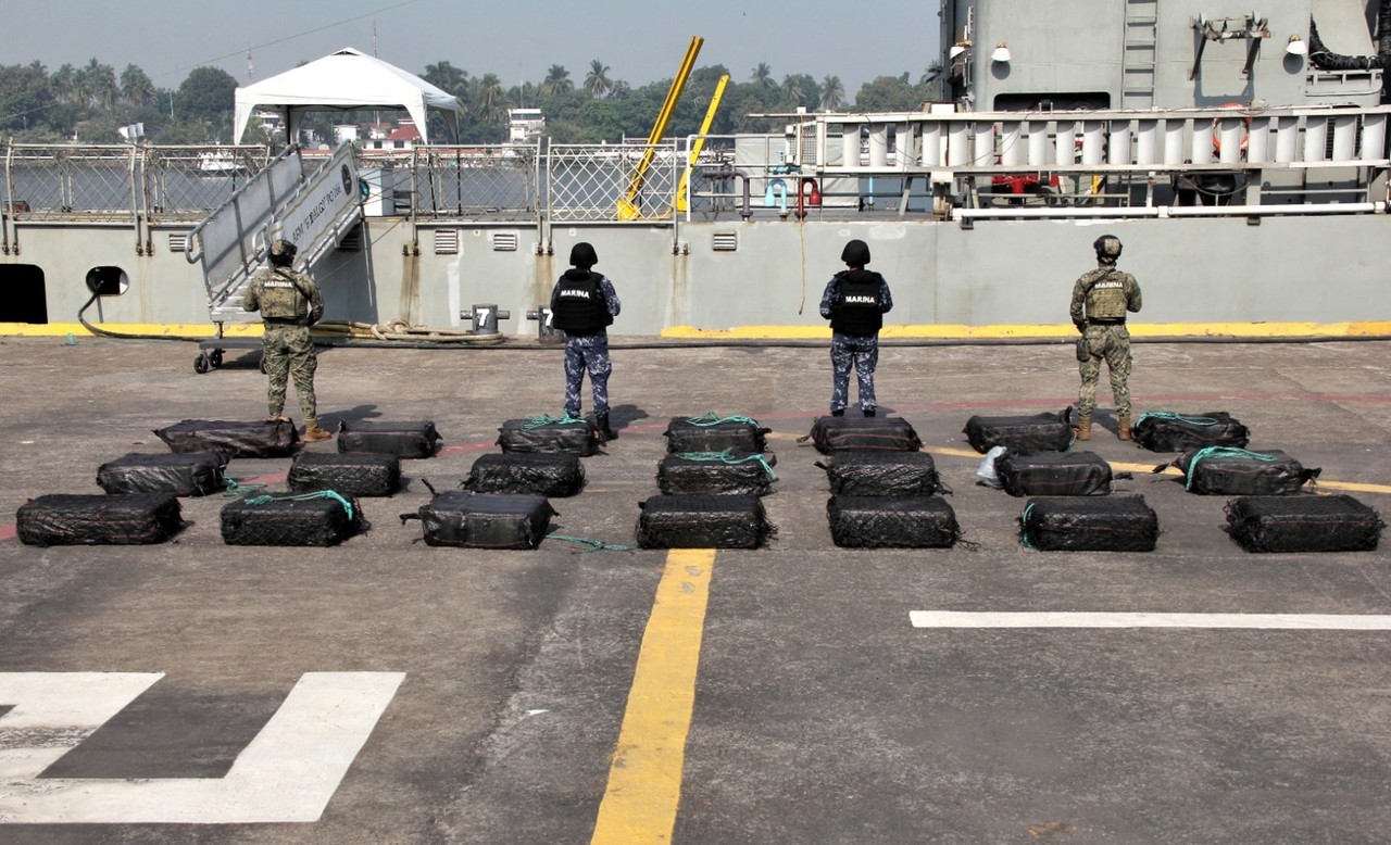 Efectivos de la catorceava Zona Naval en Lázaro Cárdenas, Michoacán, decomisaron dos embarcaciones con motores fuera de borda. Foto: SEMAR