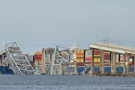 Barco de carga choca contra puente en Baltimore y lo hace colapsar