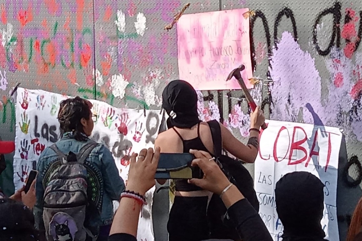 Los colectivos vandalizaron y pintaron las estructuras Foto: 'X'(Twitter) @AbrahamJesusAc4