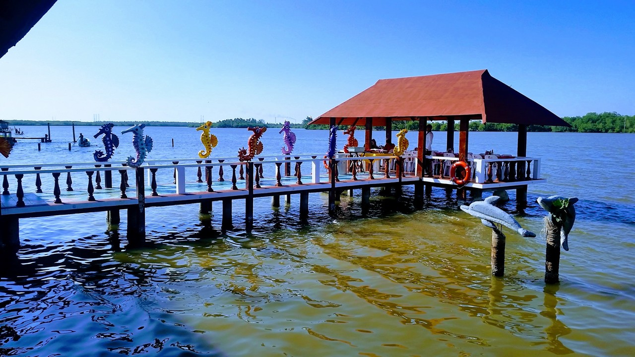 Restaurante frente al agua en la laguna Mecoacán en Paraíso, Tabasco. Foto: David Dorantes
