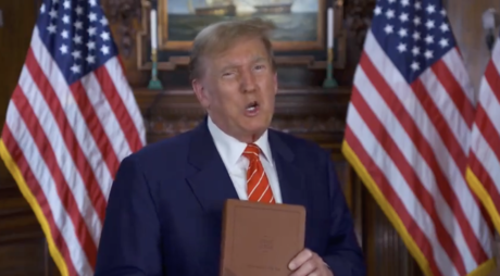 Donald Trump vende Biblias durante su campaña rumbo a la Casa Blanca