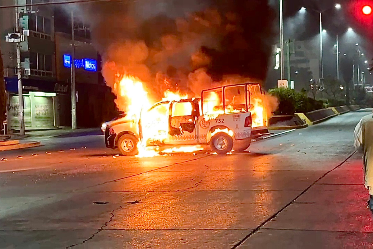 Camioneta de la policía que fue incendiada por normalistas, en manifestación a las acciones de la policía contras sus compañeros. Fuente: X (antes Twitter)/@JonTapiaSS