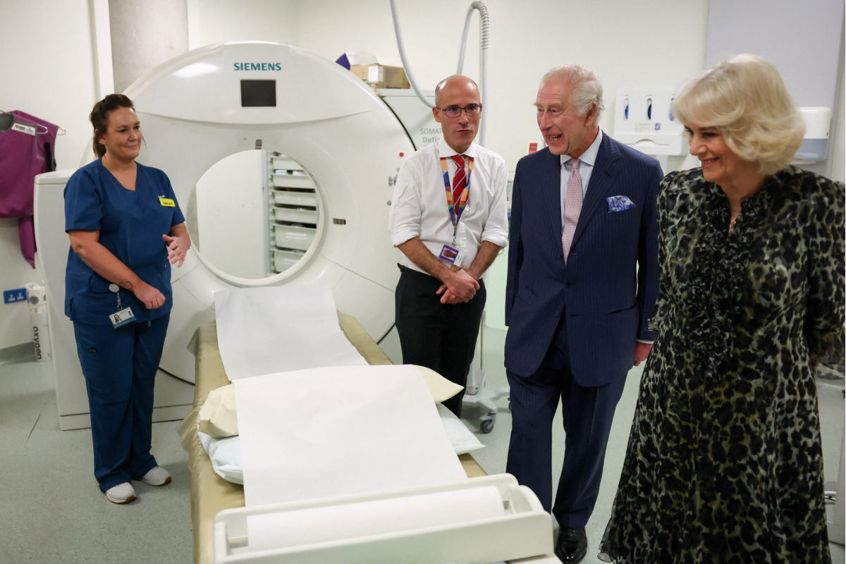El Rey Carlos III y la Reina Camila en su visita al University College Hospital de Londres junto a personal y escáneres de tomografía. Foto: X/@RoyalFamily