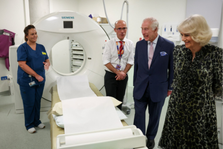 Rey Carlos III reaparece tras cáncer y visita a centro oncológico de Londres