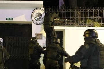 Policias en embajada de México en Ecuador. Foto tomada de: 'X' @RukumisG