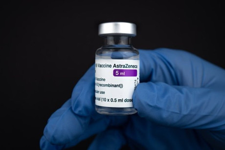 AstraZeneca reconoce que su vacuna contra COVID puede provocar graves efectos