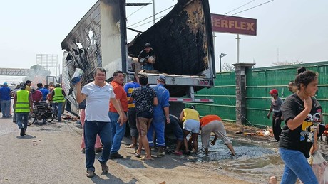 Se incendia tráiler en Tabasco y pobladores realizan actos de rapiña