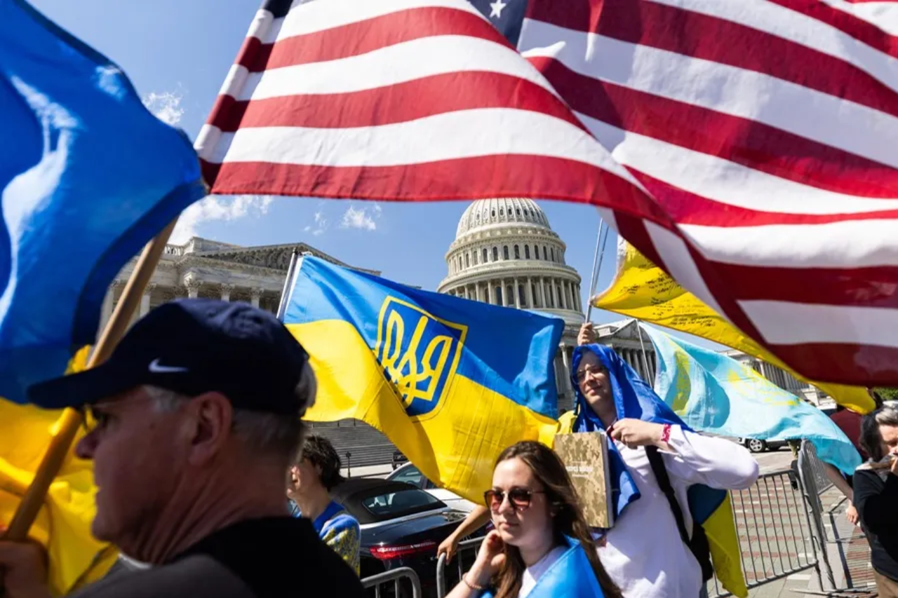 Partidarios de Ucrania ondean banderas estadounidenses y ucranianas fuera del Capitolio de los Estados Unidos. Foto: EFE