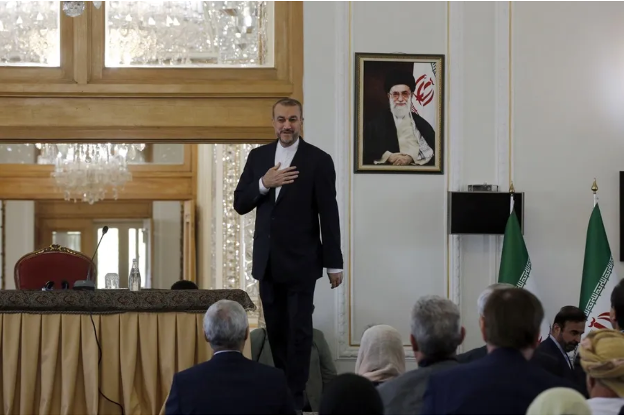 El Ministro de Relaciones Exteriores iraní, Hossein Amir-Abdoulahian, en una comparecencia sobre el ataque de hace unas horas a Israel, frente a embajadores extranjeros en Teherán. Foto: EFE