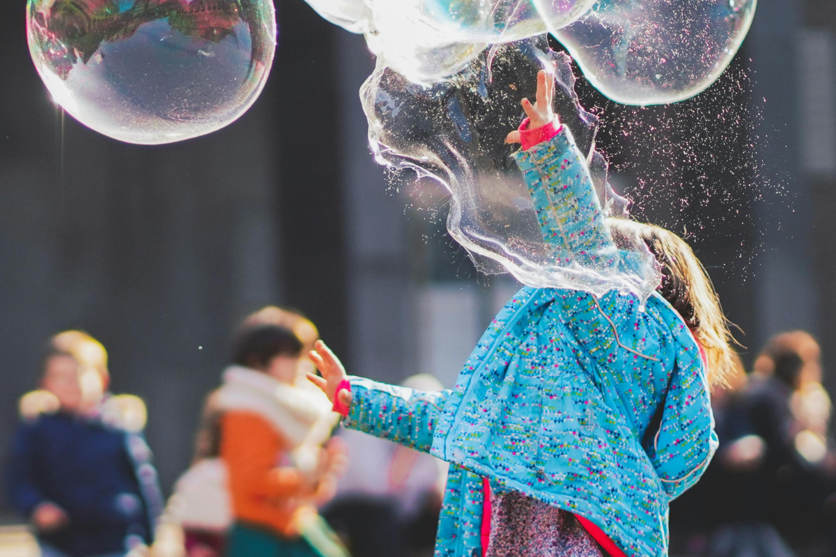 Niña jugando con burbujas, Foto: Pexels/Alexander Dummer