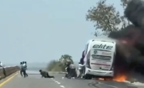 Se incendia autobús de pasajeros de la Línea Élite en Sinaloa; hay 3 muertos