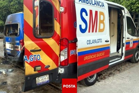 Asesinan a dos paramédicos y le prenden fuego a su ambulancia en Guanajuato