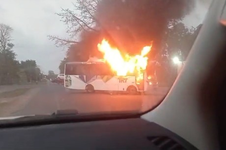 Hombres armados queman varios vehículos en Cárdenas, Tabasco