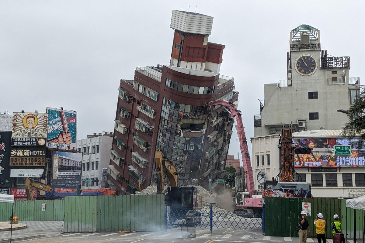 Con maquinarias pesadas y grandes camiones, la operación de remoción de escombros ha sido liderada por cuerpos de seguridad de Taiwán. Foto: X/@RadioTaiwan_Eng