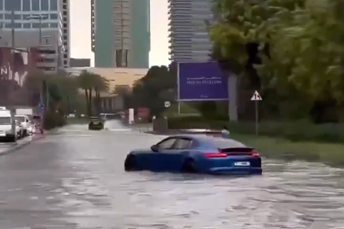 Automóvil varado por la inundación en Dubái. Captura de pantalla/Especial