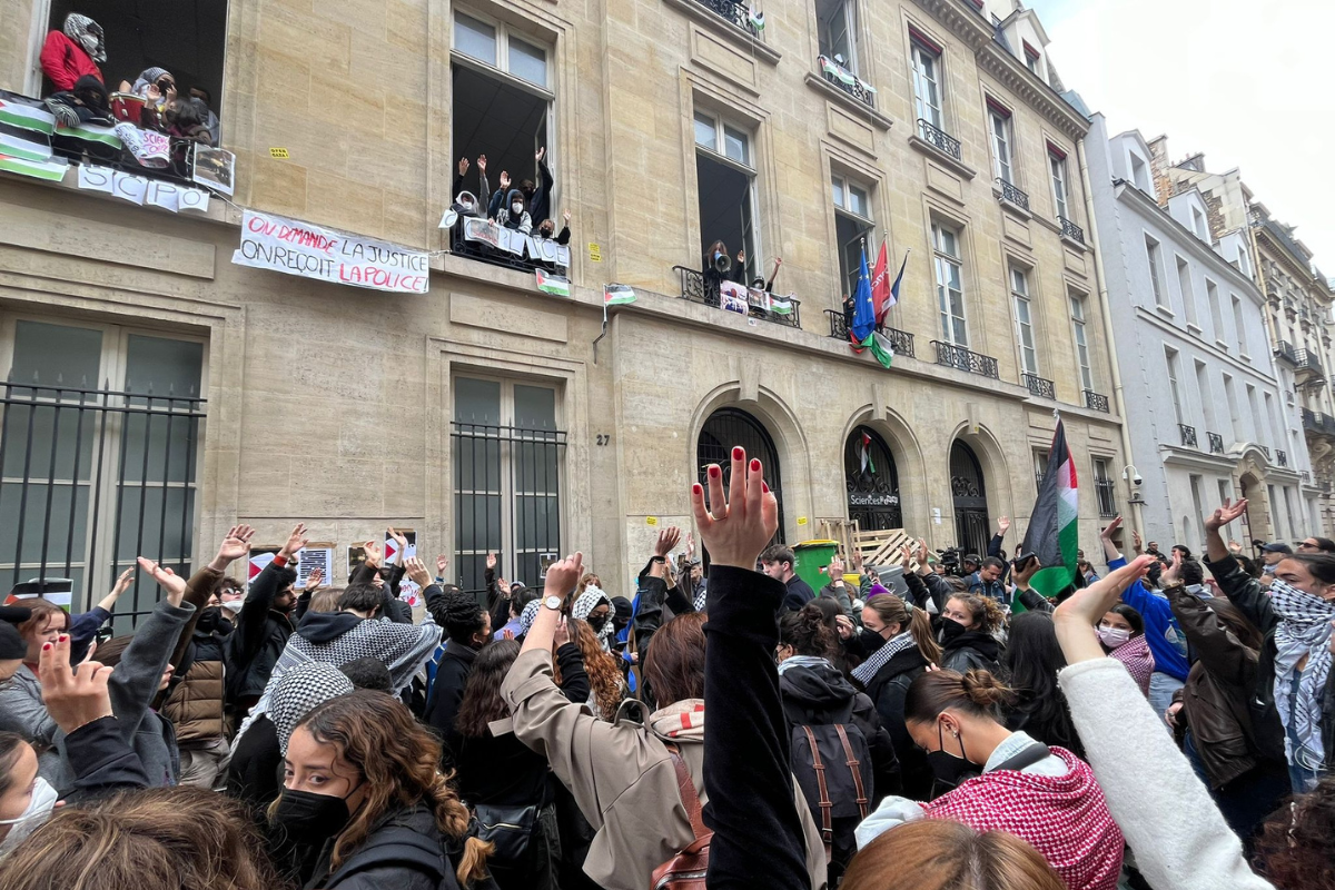 Protesta en la entrada de la Sciences Po, en París. Foto: X/@MathieuRateau