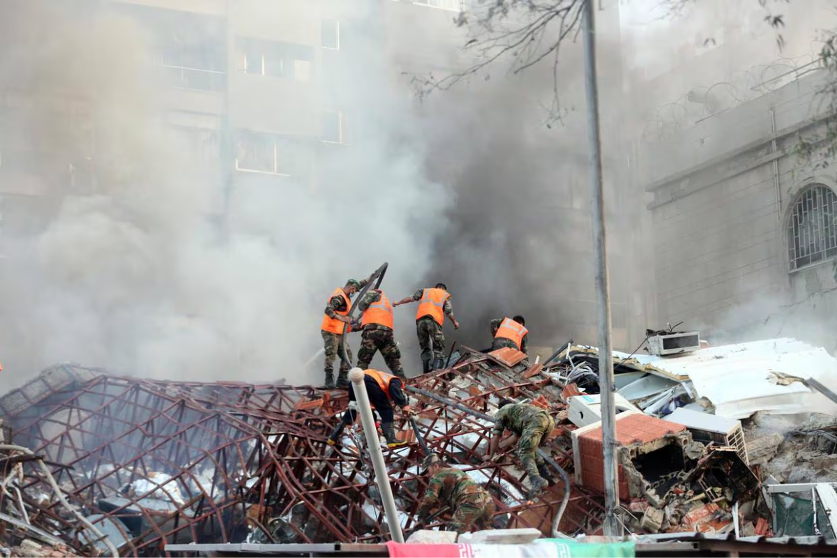 Equipos de rescate en el sitio de un bombardeo en Damasco, Siria, el 1 de abril de 2024. Foto: Agencias