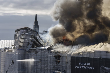 Incendio en Antigua Bolsa de Copenhague daña edificio histórico y obras de arte
