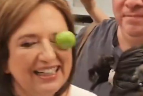 Xóchitl Gálvez es agredida con un limón en mercado de la Ciudad de México