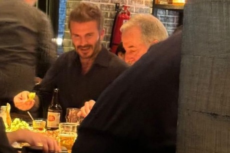 David Beckham se deja querer por fanáticos en Nuevo León; hasta cerveza tomó