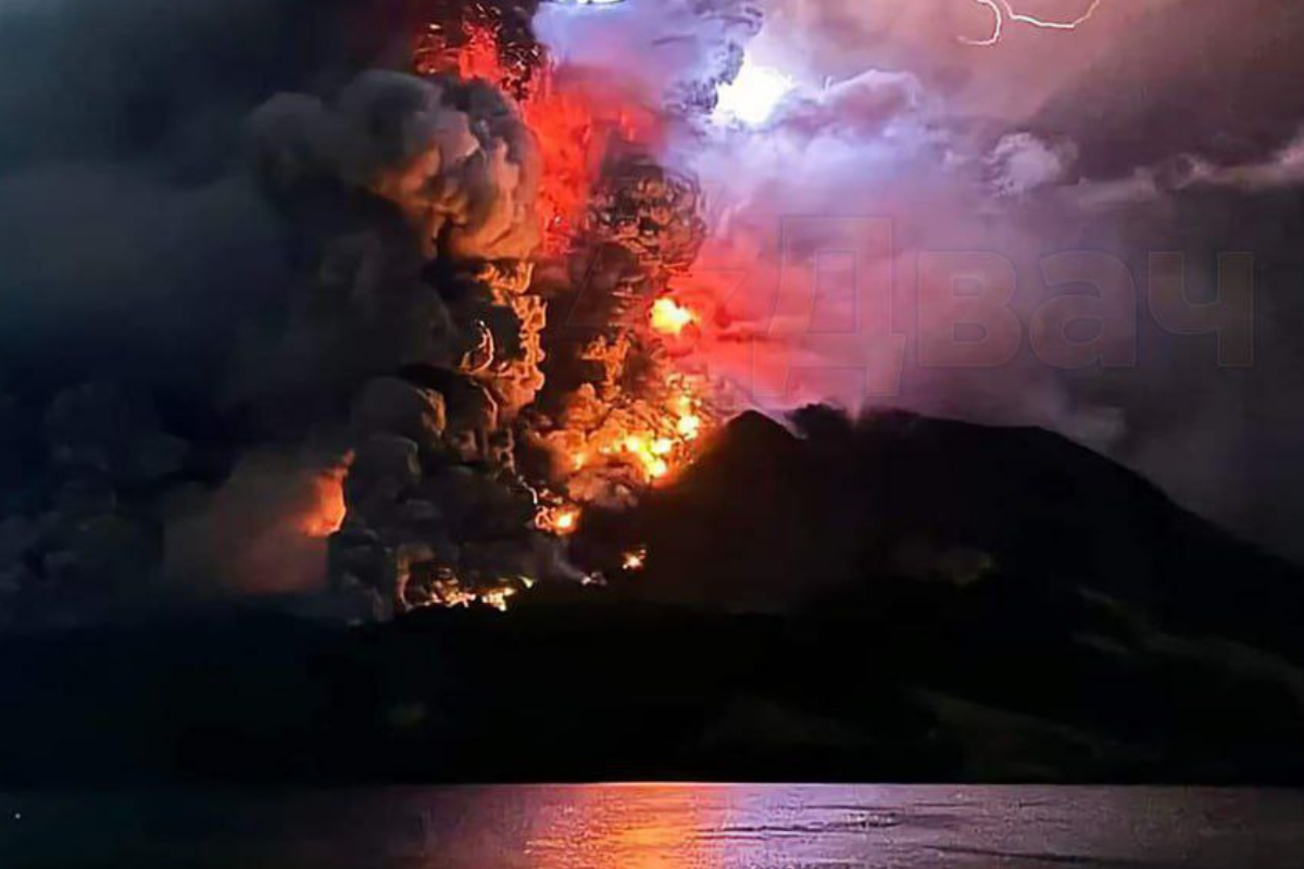 Volcán hace erupción en Indonesia. Foto tomada de: 'X' @marianpy1