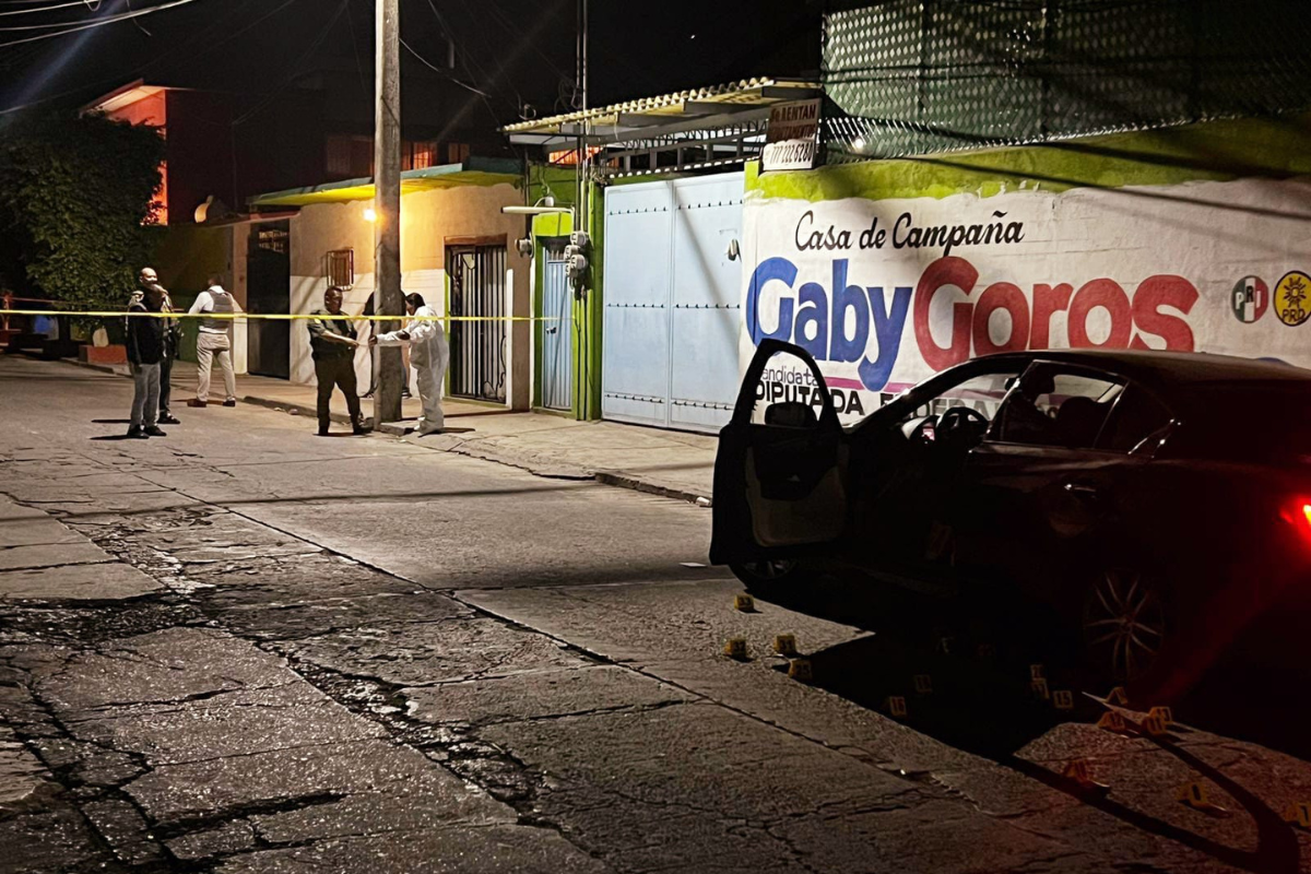 Auto con cuerpos dentro en Morelos. Foto tomada de: POSTA