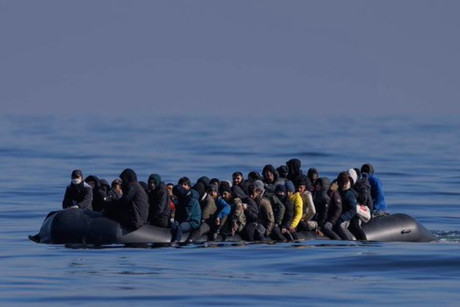 Cinco migrantes mueren ahogados al tratar de cruzar a Reino Unido en una balsa