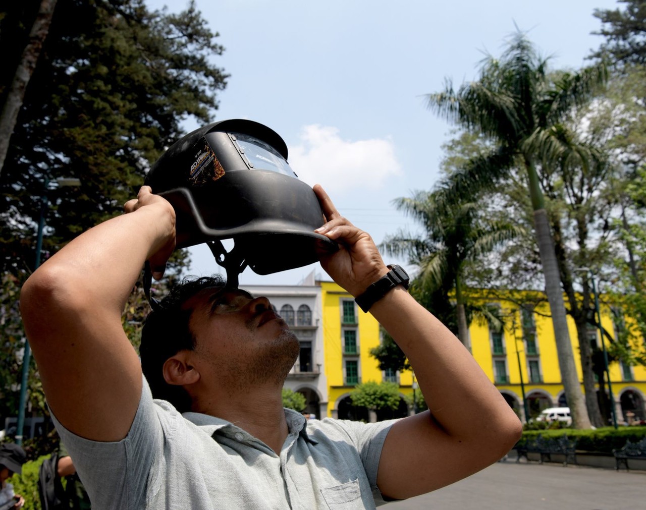 Se reúnen decenas de personas para observar el Eclipse Solar total en Xalapa, Veracruz Foto: Rosalinda Morales
