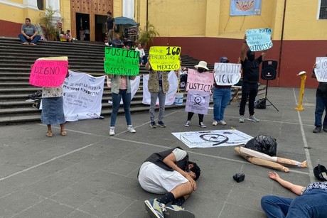 Protestan con performance familiares de periodistas asesinados en Plaza Lerdo