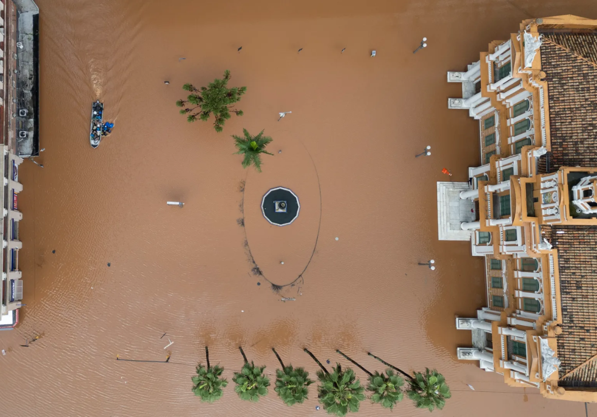 Fotografía aérea que muestra una plaza y zonas aledañas inundadas este domingo, tras la crecida del lago Guaíba en la ciudad de Porto Alegre,Brasil. Foto: EFE