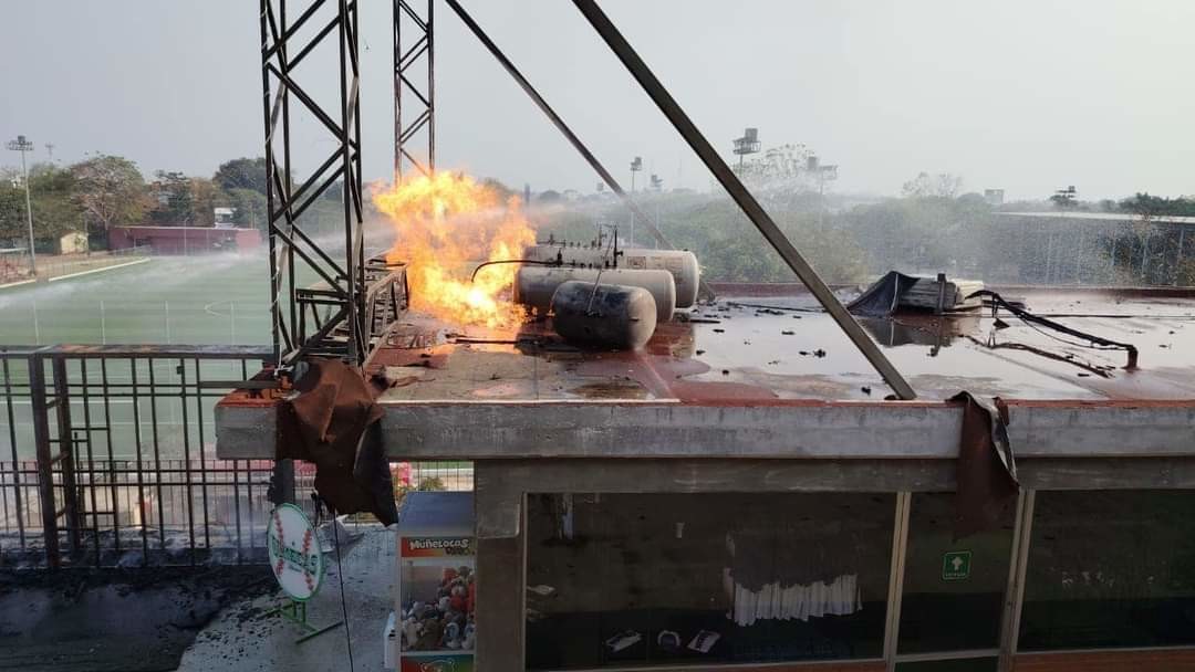 Los tanques de gas se prendieron en llamas Foto: 'X'(Twitter) @ProcivilTabasco