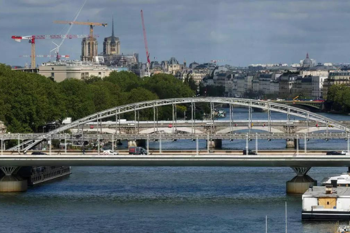 Puente Charles-de-Gaulle sobre el río Sena en París, Francia, Foto: AFP