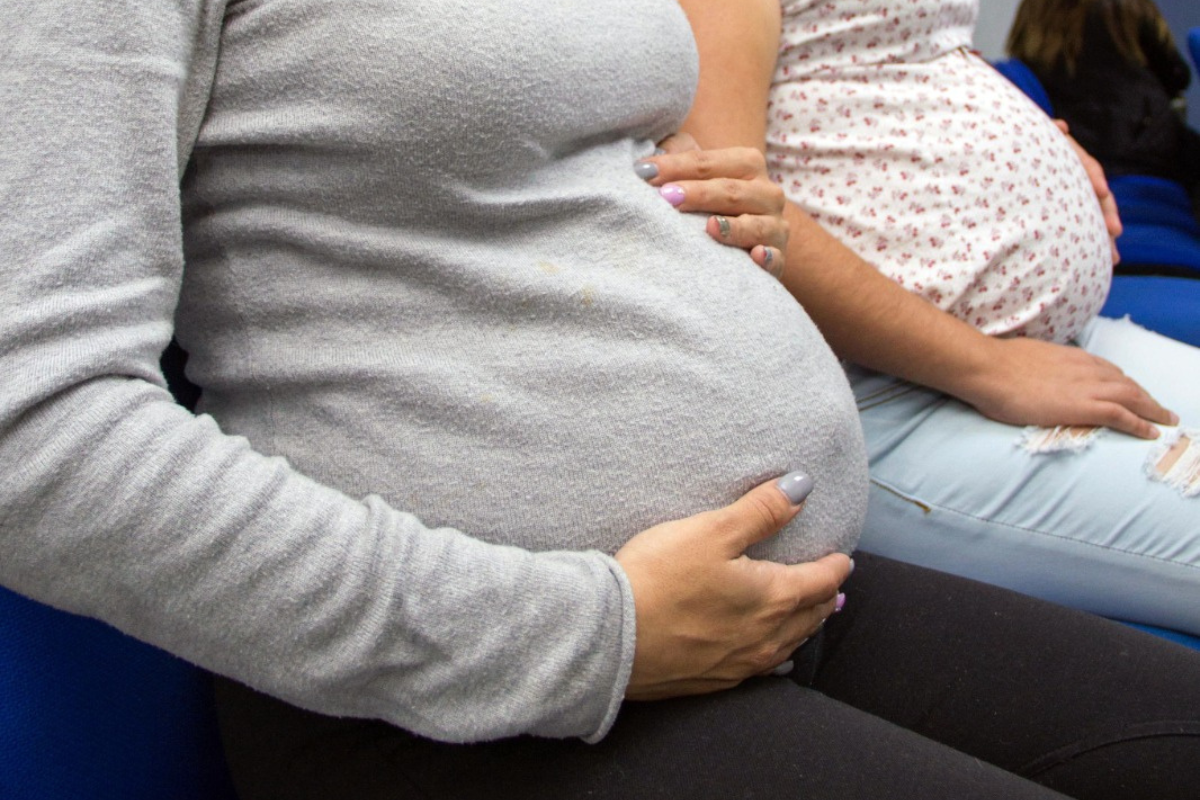 Foto que muestra el vientre de dos mujeres embarazadas. Foto: X/@SSalud_mx