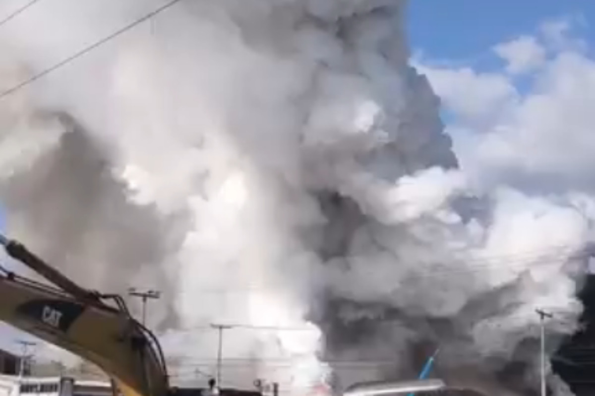 La explosión provocó fumarolas de gran magnitud Foto: 'X'(Twitter) @Zer0fe4st