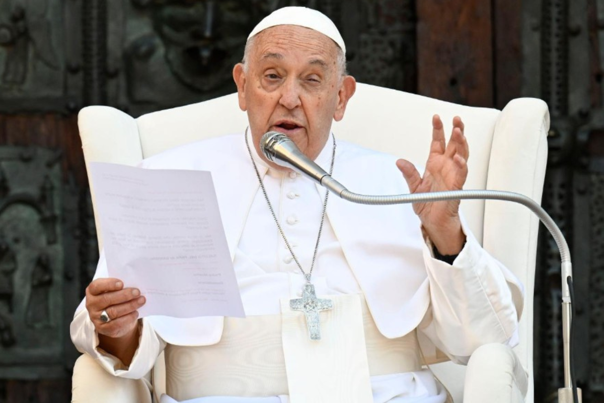 El Papa Francisco sentado y hablando ante un micrófono. Foto: X / (@vaticannews_es)