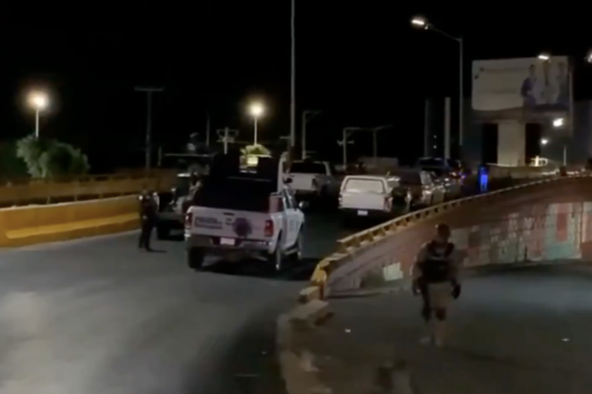 Operativo policiaco sobre el hallazgo en el puente del Carretera Federal número 45, en Fresnillo, Zacatecas. Captura de pantalla/X