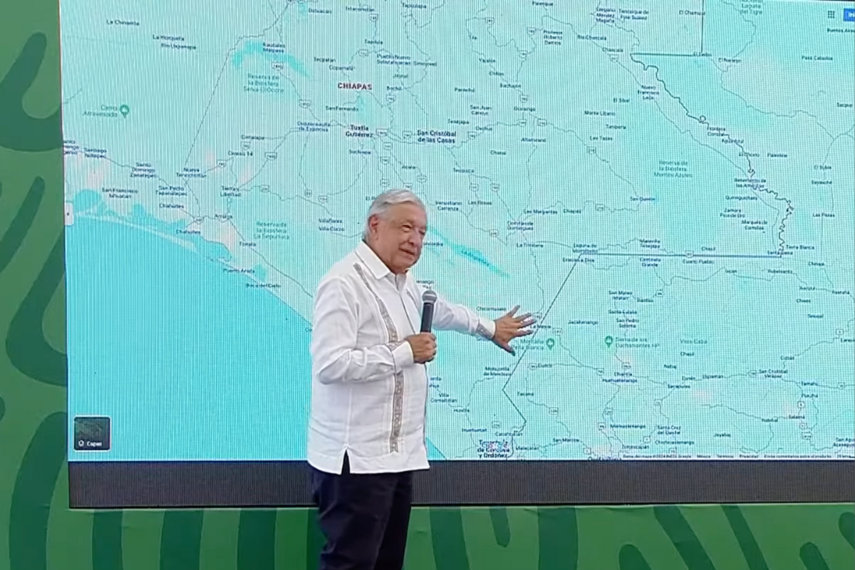 AMLO frente a un mapa del estado de Chiapas, señalando la región de la sierra, donde actualmente ha habido un alza de inseguridad. Captura de pantalla/YouTube