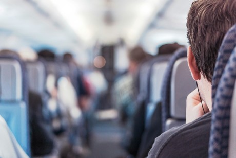¿Por qué se tapan los oídos en el avión? Lo que necesitas saber sobre barotrauma