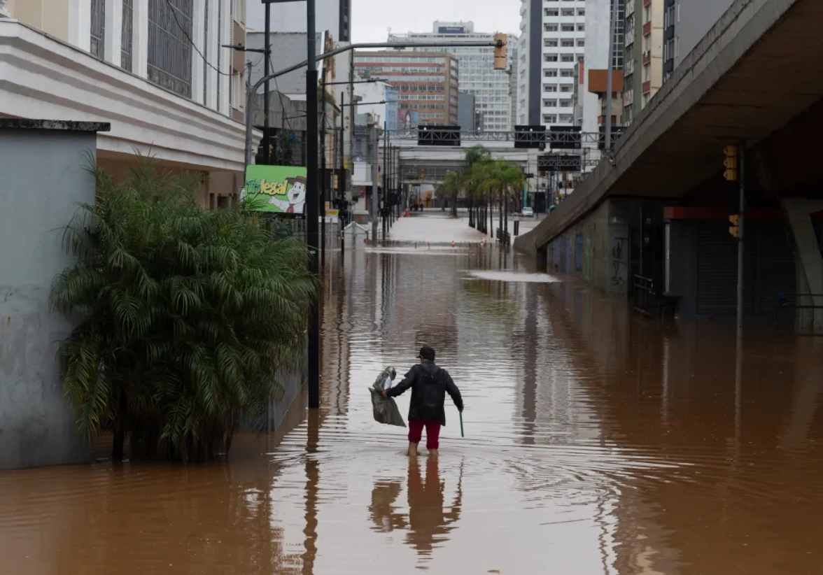 Un hombre camina por las calles inundadas, el 3 de mayo de 2024, en el centro de la ciudad de Porto Alegre, Brasil. Foto: EFE