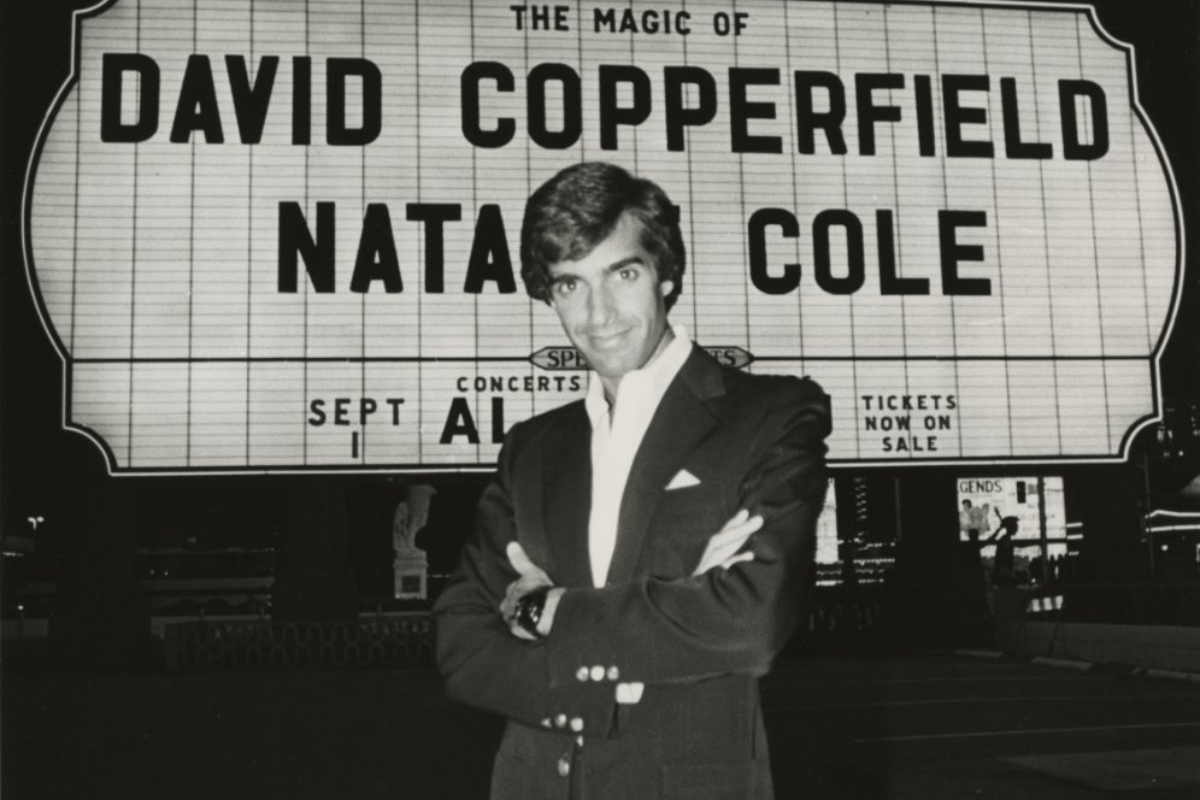 David Copperfield frente a una marquesina que anuncia su nombre. Foto: X/(@Copperfield)