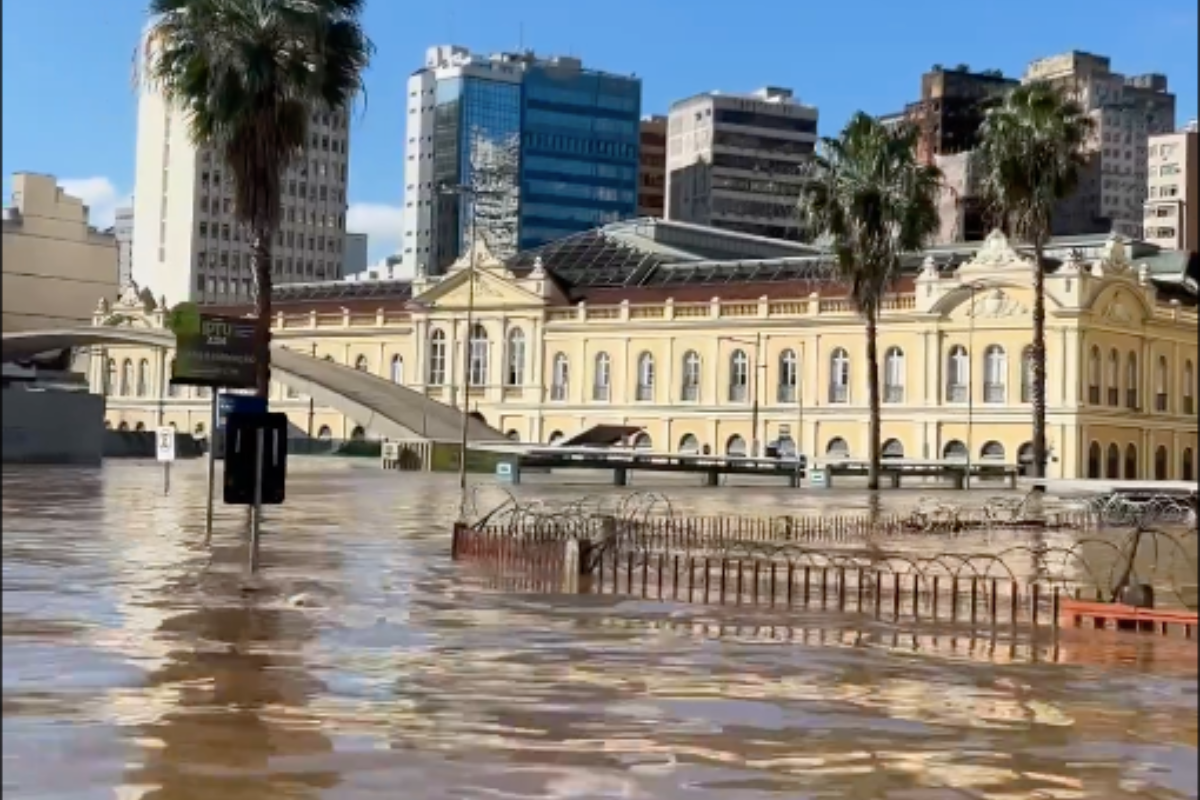 Cuenca histórica de la ciudad de Porto Alegre, Brasil, inundada por los temporales de lluvia. Captura de pantalla/X (@laurasito)