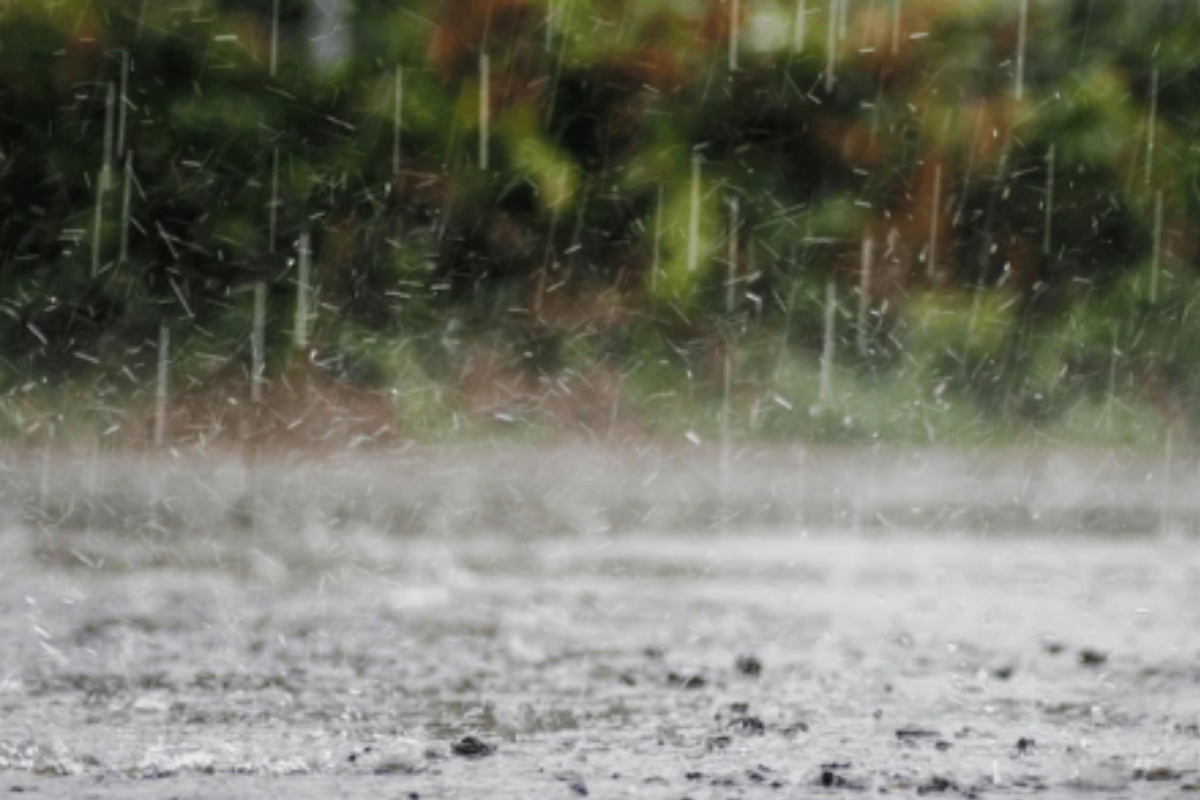 Lluvia fuerte cayendo sobre charcos de agua en el piso. Foto: Korawat photo shoot