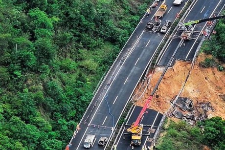 China: Derrumbe de carretera deja más de 20 muertos y 30 heridos